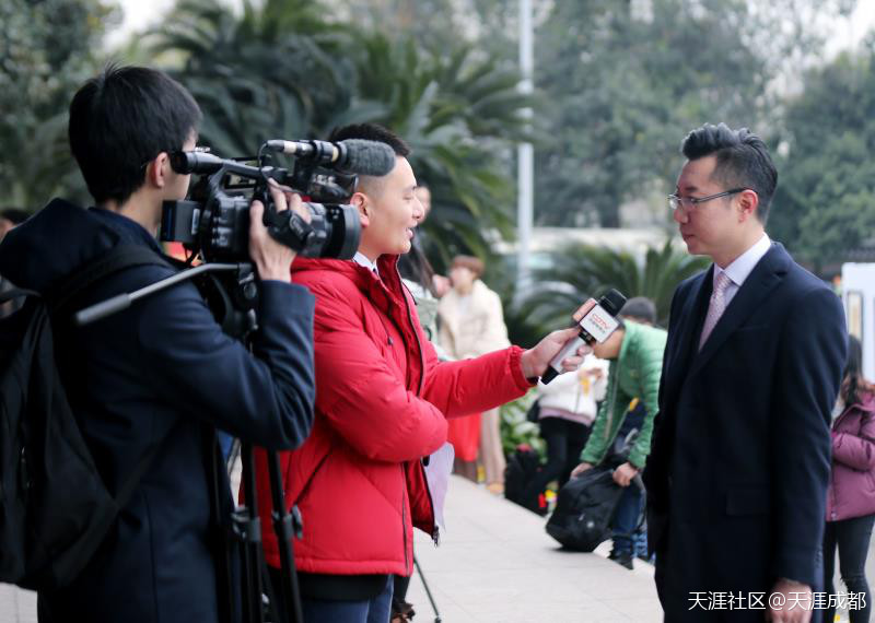 直播助手
:中国5G创新名城开新篇  5G全媒体直播成都“两会”