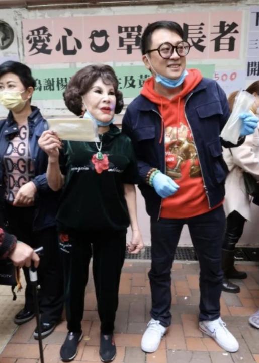 88岁香港女艺人曲播卖货！妆容太浓吓到网友strong/p
p卖货曲播
/strong，对镜头喊话负责推销