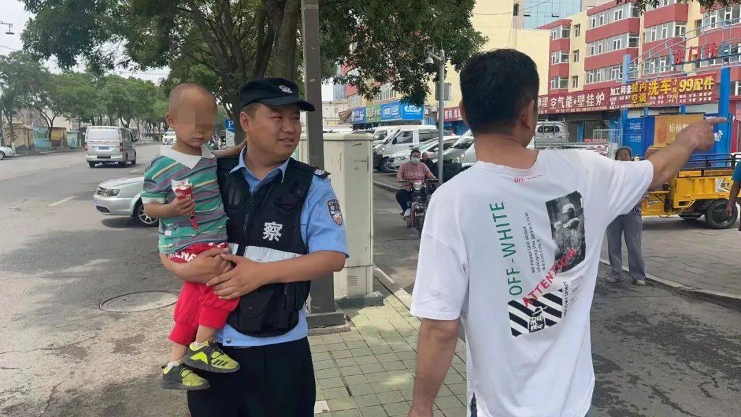 如何找网红帮手曲播卖货
:2岁男童路边哭 民警帮手找妈妈