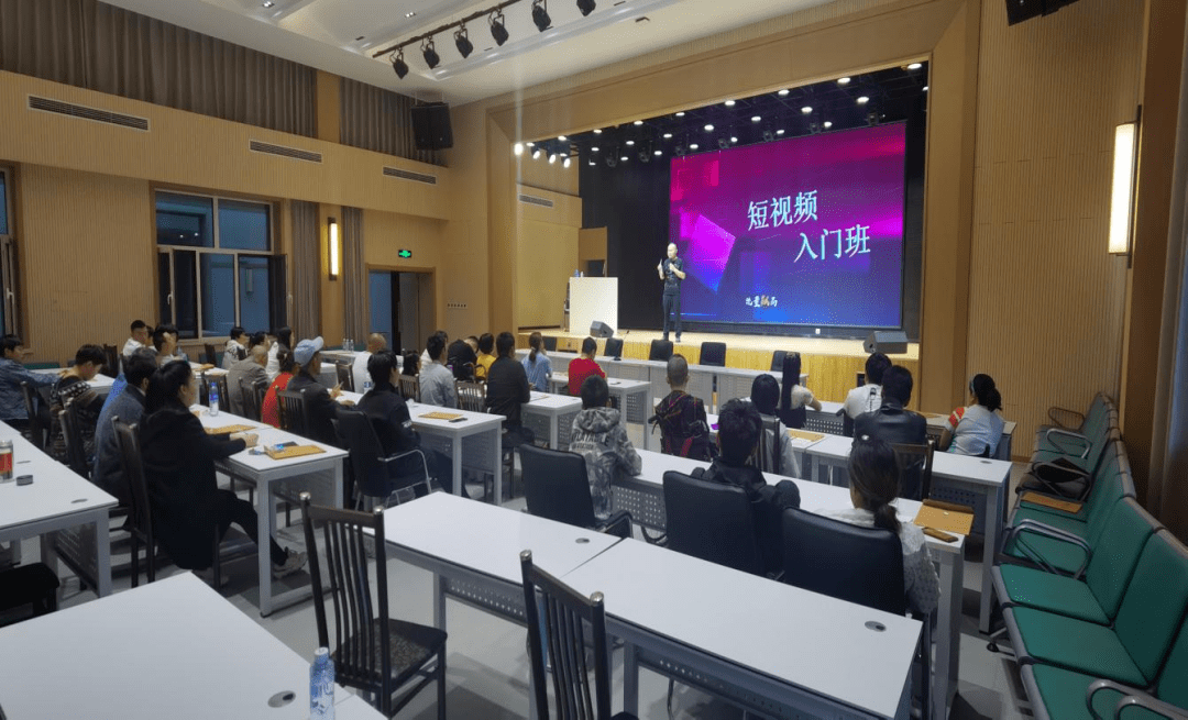 直播卖货培训班
:昌黎县举办为期10天的电商直播培训班