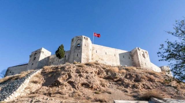 摧毁城堡
:土耳其千年古堡因地震倒塌，曾被认为是“土耳其保存最完好的城堡之一”