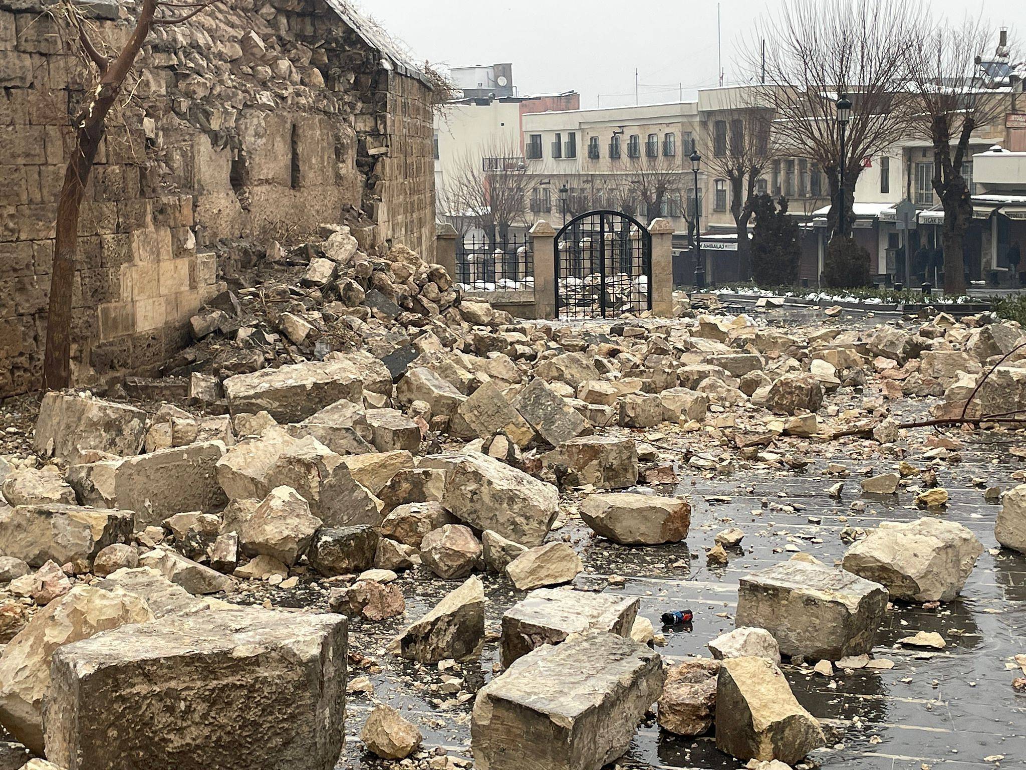 摧毁城堡
:土耳其发生7.8级地震｜已致500余人死亡 百年清真寺受损