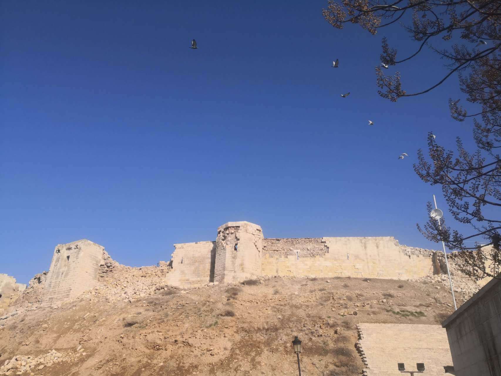 摧毁城堡
:特写｜土叙边境的“马赛克”：在破碎古迹中抢救文化符号
