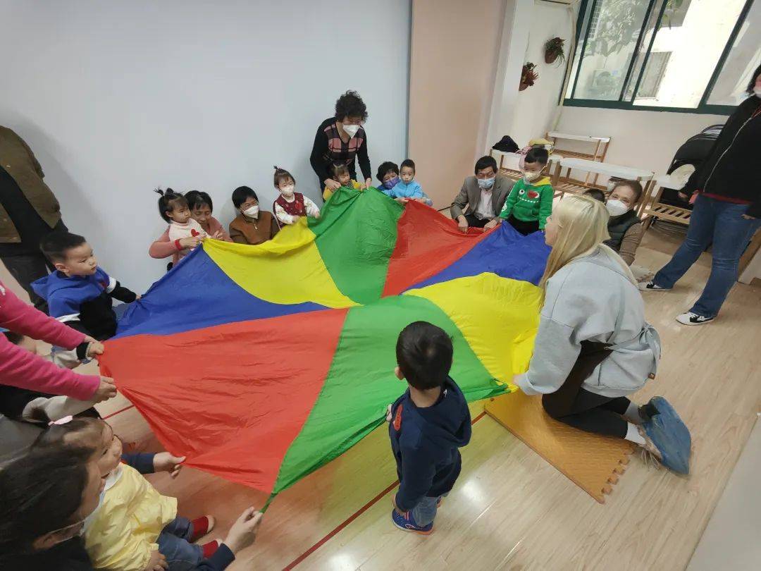 抖音亲子互动游戏1岁宝宝
:“宝妈”“宝爸”看过来！送学上门，徐汇这里的社区早教服务很火爆！