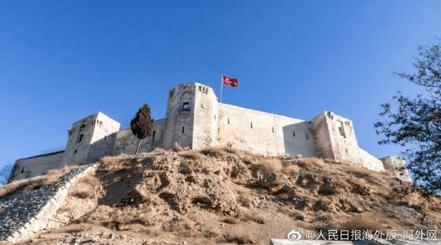 摧毁城堡
:土耳其一千年古迹震中坍塌，幸好还有这些“站立着的史书”