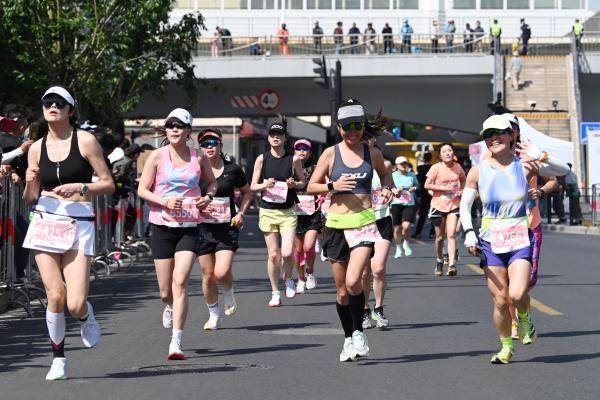 知识马拉松
:上海女子半马打造贴心服务，这将是体育名片里最美的一张