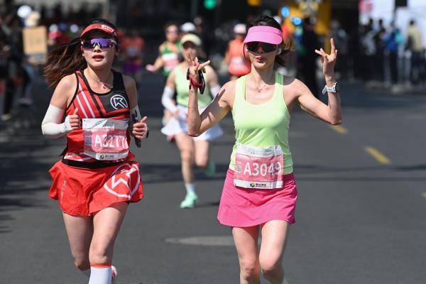 知识马拉松
:上海女子半马打造贴心服务<strong></p>
<p>知识马拉松
</strong>，这将是体育名片马拉松赛里最美的将是一张