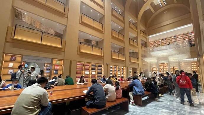 我的书院
:机器人“拼命”读书，人类却在玩手机？上海这个“网红”书院引申出的探讨