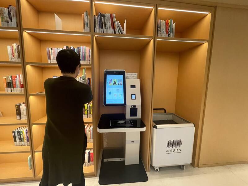 我的书院
:机器人“拼命”读书<strong></p>
<p>我的书院
</strong>，人类却在玩手机？上海这个“网红”书院引申出的探讨书院