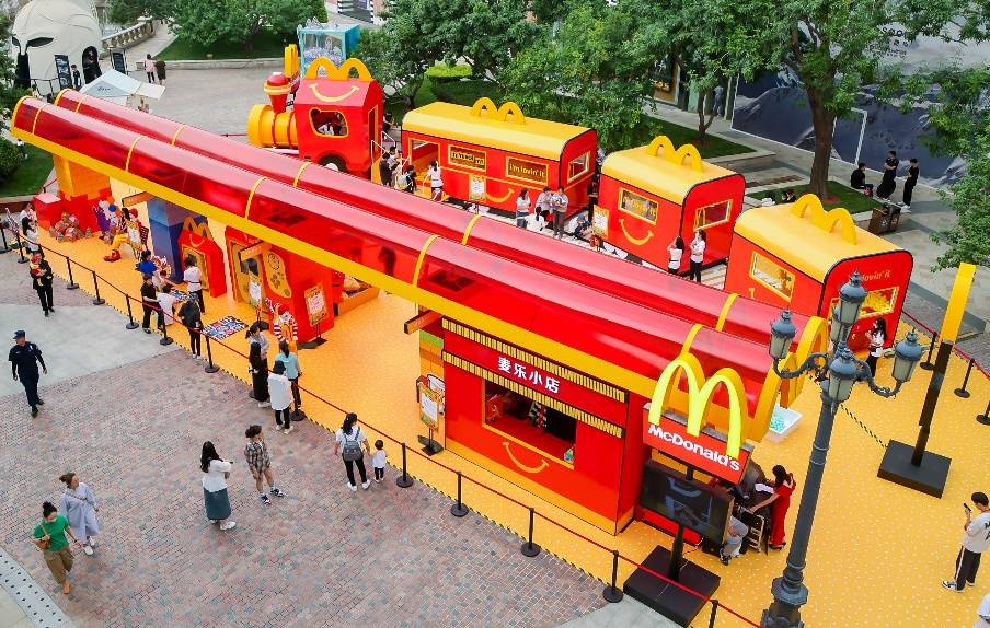抖音连麦互动游戏
:儿童节将至，北京麦当劳开启主题快闪店