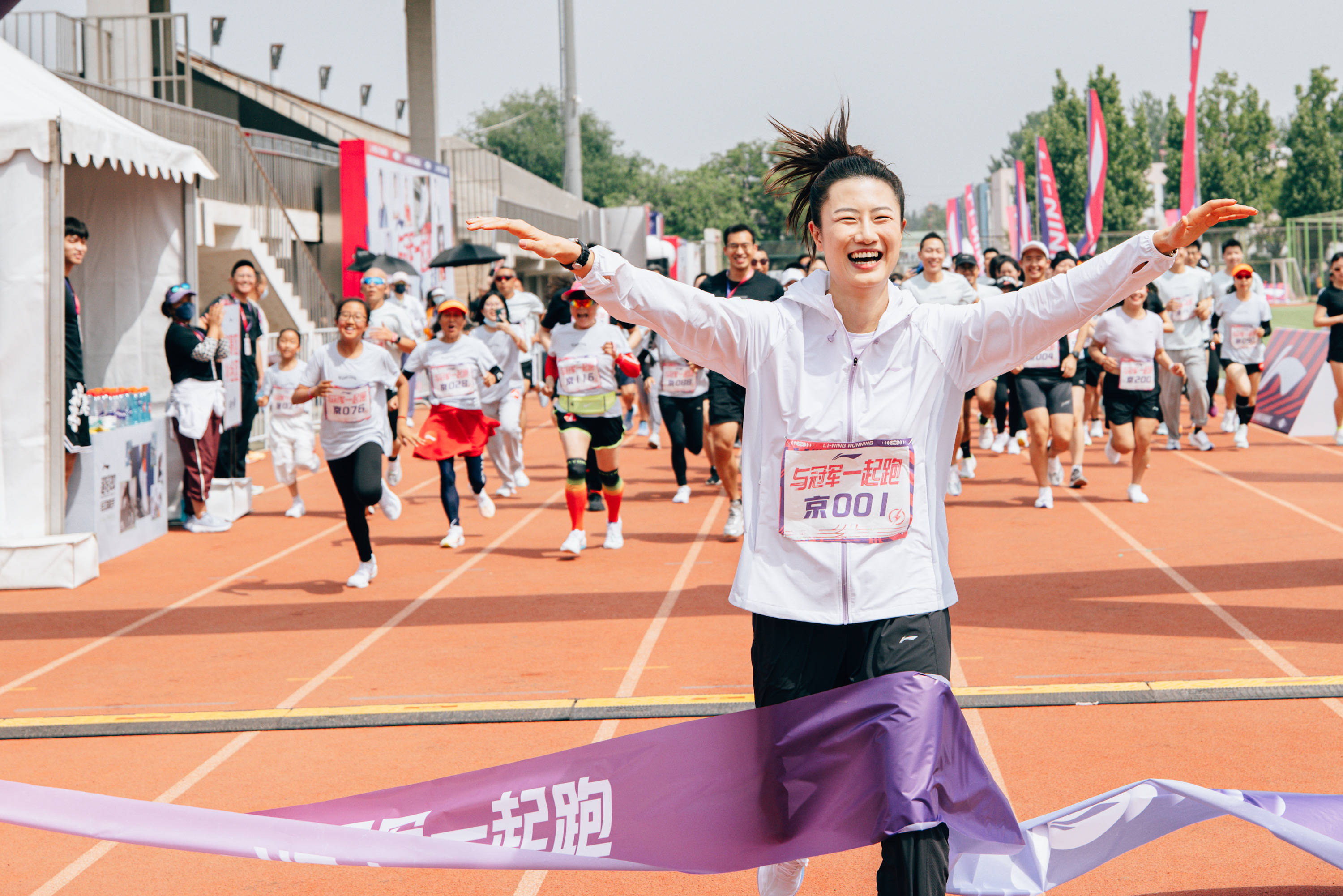 知识马拉松
:深一度｜和奥运冠军一起奔跑，中国体育品牌和跑友一路成长