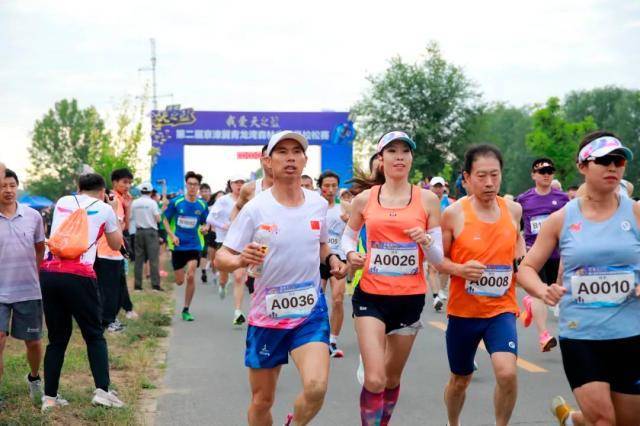 森林马拉松
:第二届京津冀青龙湾森林半程马拉松赛在天津宝坻区举行