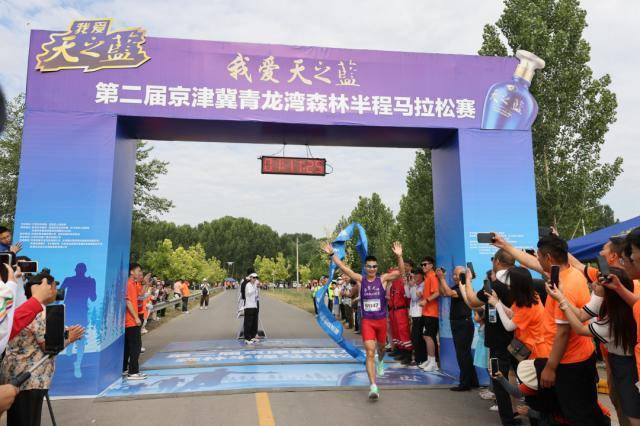 森林马拉松
:第二届京津冀青龙湾森林半程马拉松赛在天津宝坻区举行