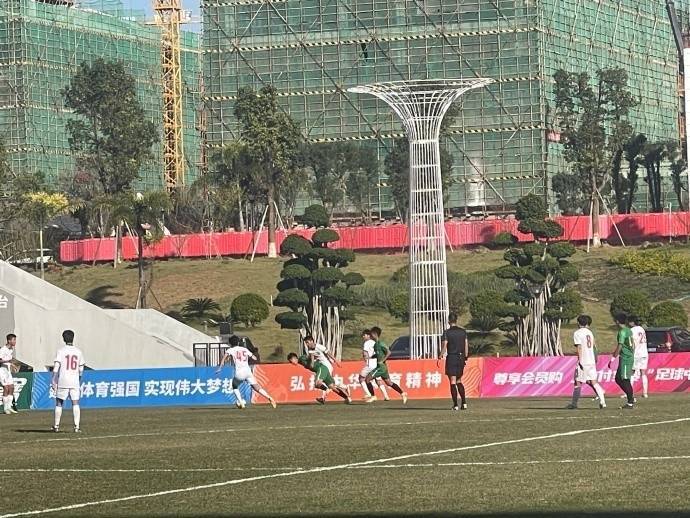 海港大战
:中国青少年足球联赛：海港U17队点球大战2比4遗憾告负