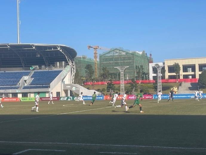 海港大战
:中国青少年足球联赛：海港U17队点球大战2比4遗憾告负