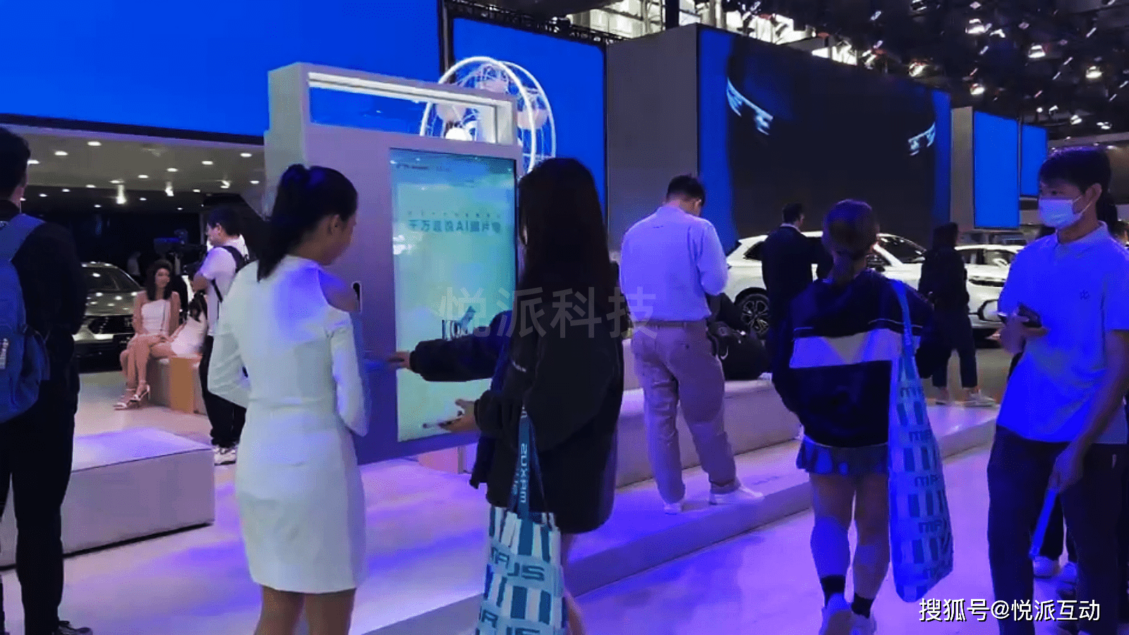 抖音真的互动游戏互动装置北京广告真的激活
:车展创意互动游戏装置激活潮流数字化展台