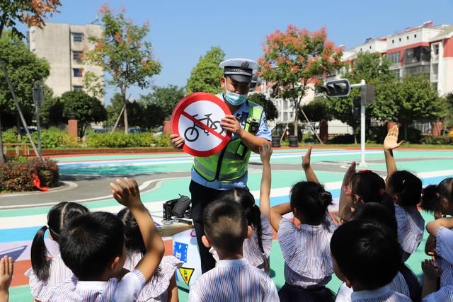 点亮第一课 / 随州交警进幼儿园直播 为“萌娃”讲交通安全