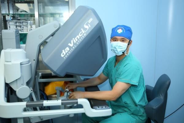 中国青年医生国际曲播机器人手术引存眷