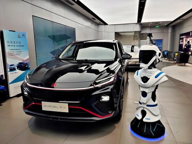R汽车门店正式启用曲播机器人 供给智能看车新计划