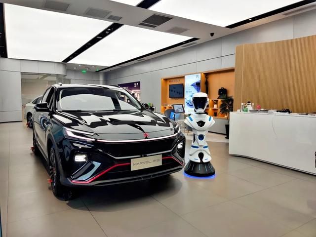 R汽车门店正式启用曲播机器人 供给智能看车新计划