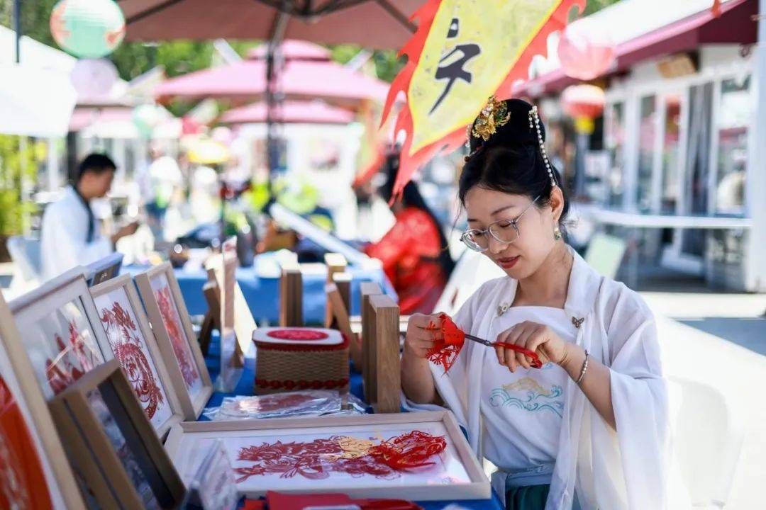 抖音上真人互动游戏:集章、互动、赚铜板……宋庄版《清明上河图》惊现中国宋庄艺术市集，真人实景沉浸式共赴宋韵奇妙游